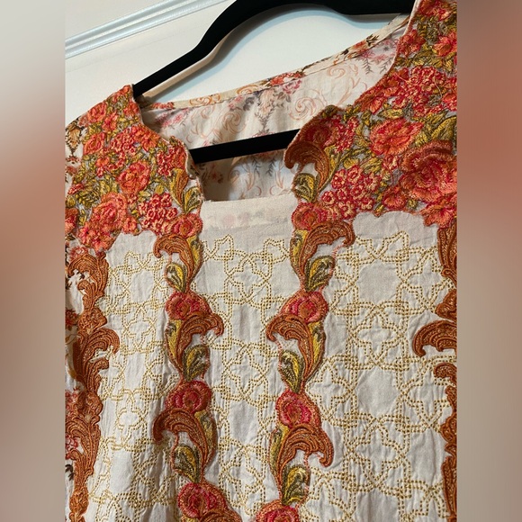 Embroidered Floral Tunic - Picture 4 of 4